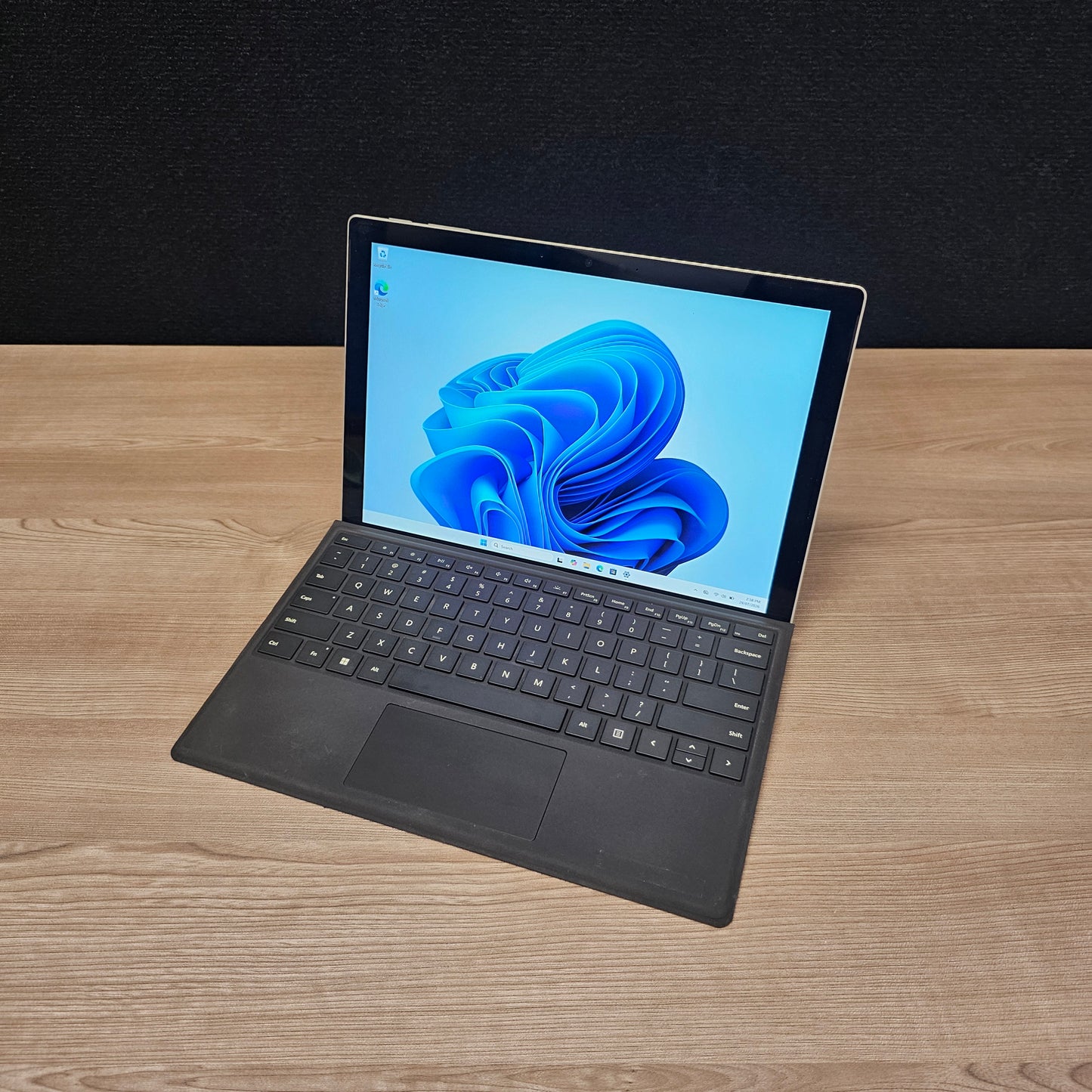 Refurbished Microsoft Surface Pro 7+ / i5 11th Gen / 16GB / 256GB / Touch / Cellular / W11 (Get One Give One)
