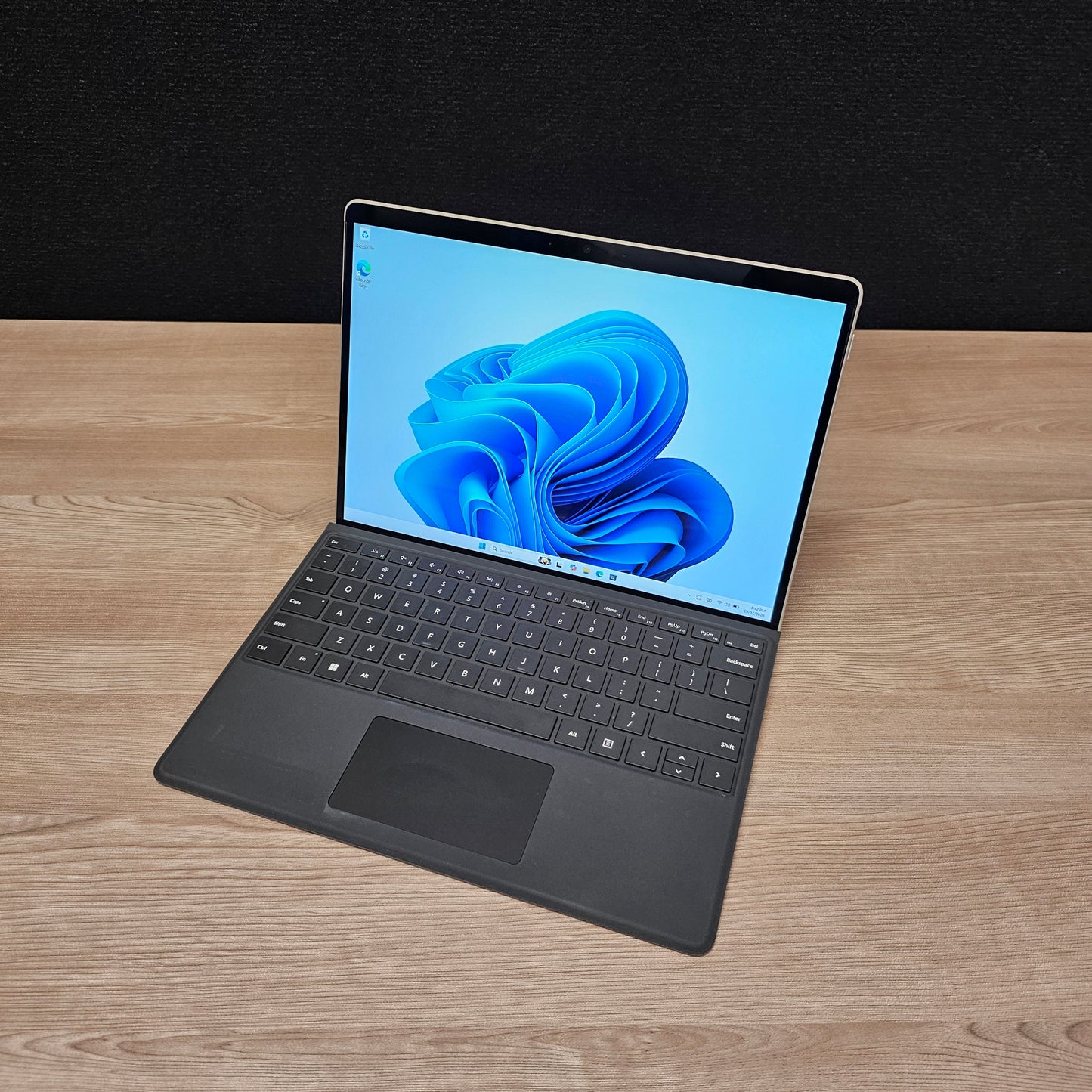Refurbished Microsoft Surface Pro 8 / i7 11th Gen / 16GB / 256GB / Touch / Cellular / W11 (Get One Give One)